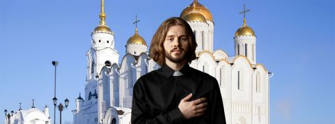 « Orthobros » : pourquoi l'orthodoxie séduit les jeunes hommes américains Un jeune orthodoxe sur fond d'église orthodoxe russe, à Vladimir