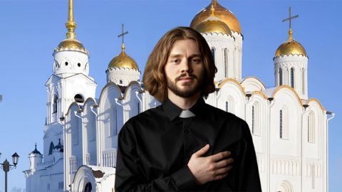 Un jeune orthodoxe sur fond d'église orthodoxe russe, à Vladimir