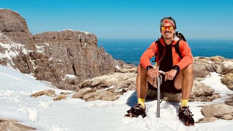 Ultra-trail sur la cîme d'une montagne
