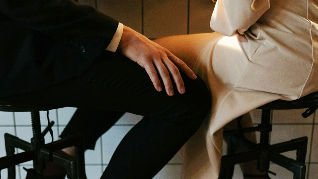 Vue sur les jambrs d'un couple hétéro assis à un bar