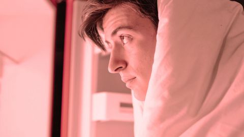 TikTok, royaume du - food noise - et des médicaments contre l'obésité Un homme dans sa couetet regarde le contenu du frigo