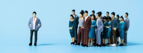 L'invidualisme est mort ? Vive l'ère du collectif post-individualisme ! e Une figurine seule à gauche et un groupe de figurines à côté