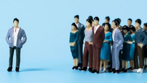 Une figurine seule à gauche et un groupe de figurines à côté