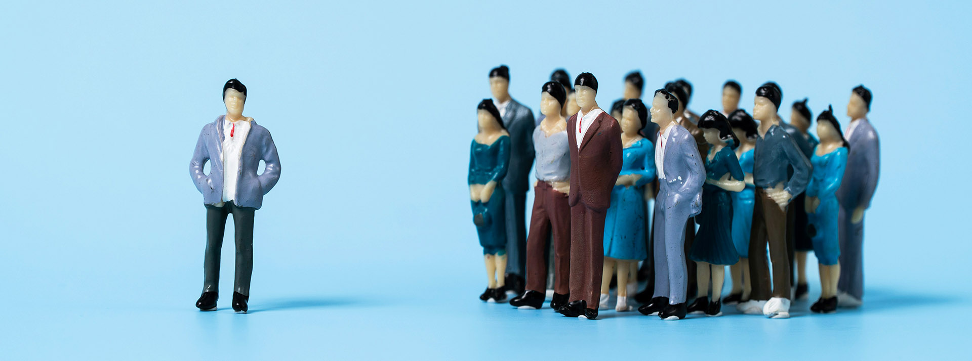 L'invidualisme est mort ? Vive l'ère du collectif post-individualisme !e - L'ADN Une figurine seule à gauche et un groupe de figurines à côté