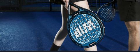 Plus accessibles, plus spectaculaires, plus fun : ces nouveaux sports que la GenZ adore Les jambes d'une fille et d'un garçon : tous deux tiennent une raquette de paddel