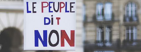 Désillusion, repli, individualisme… Voulons-nous d’un monde post-démocratique ? Pancarte - Le peuple dit non -