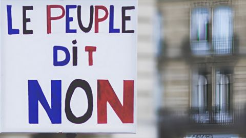 Désillusion, repli, individualisme… Voulons-nous d’un monde post-démocratique ? Pancarte - Le peuple dit non -
