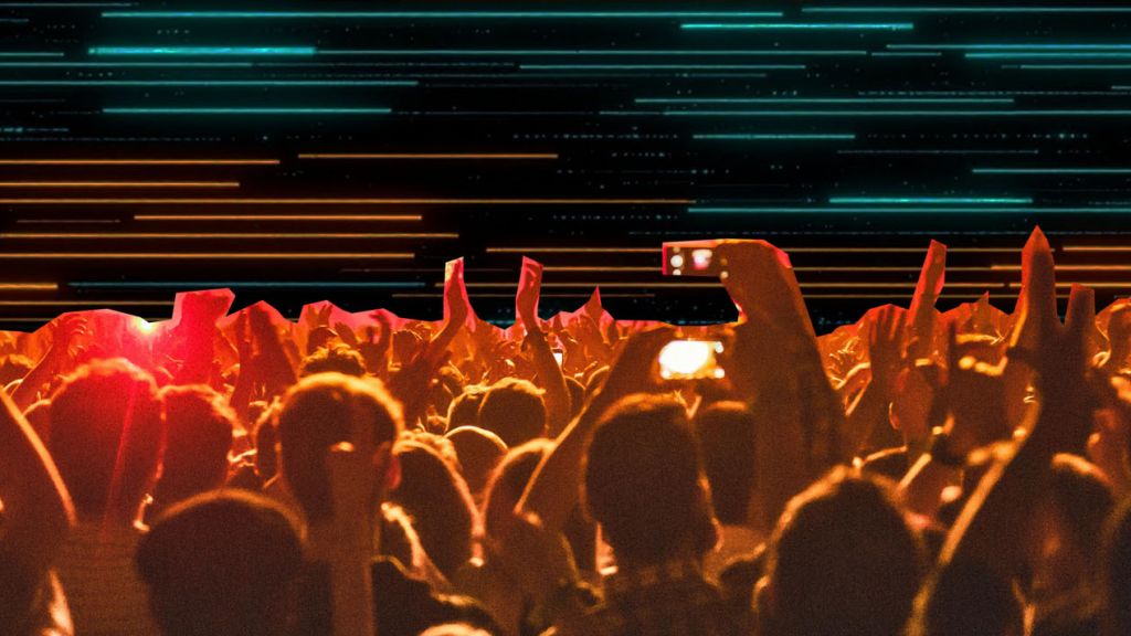 une foule au concert avec une scène electrique