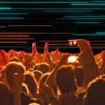 une foule au concert avec une scène electrique