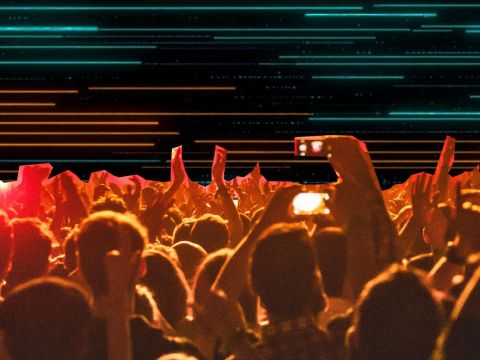 une foule au concert avec une scène electrique