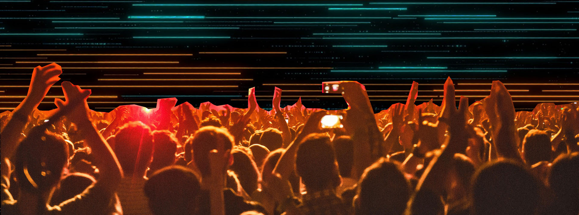 une foule au concert avec une scène electrique