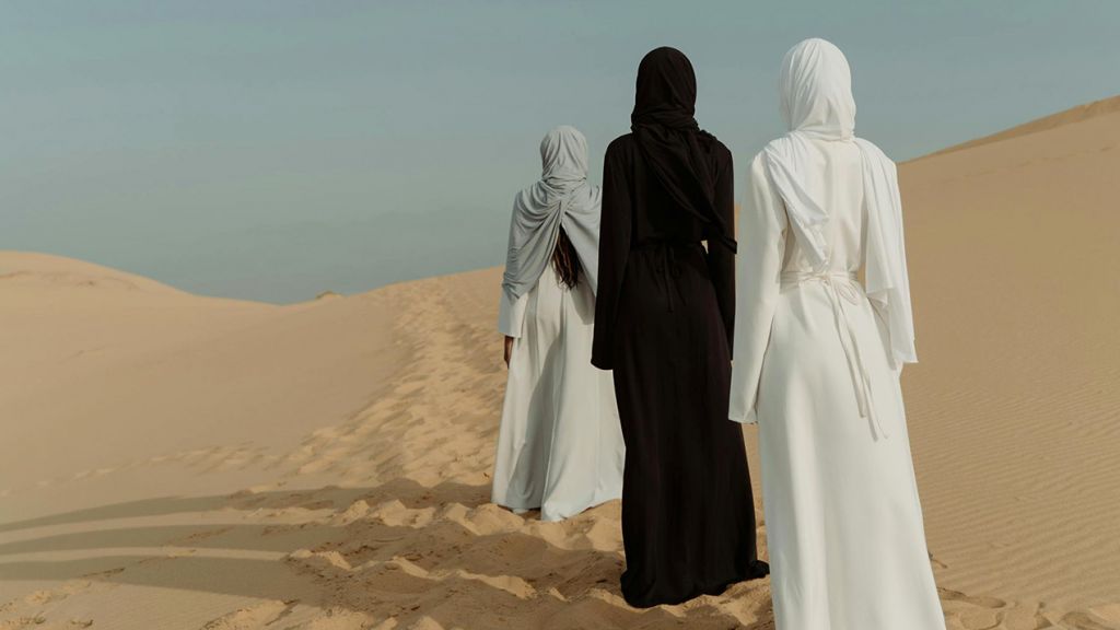 Trois femmes de dos dans le désert