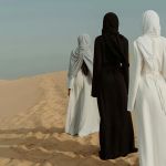 Trois femmes de dos dans le désert