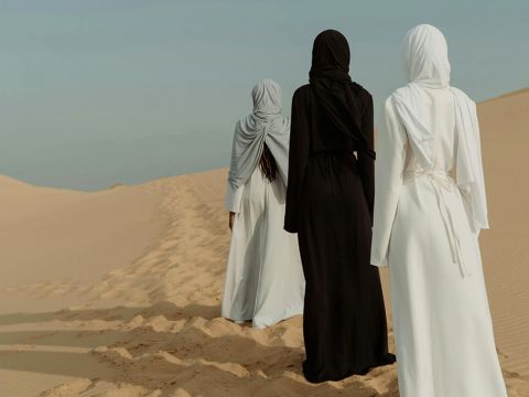 Trois femmes de dos dans le désert