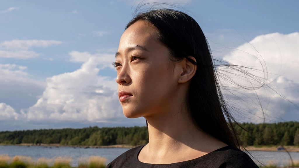 personne regardant au loin