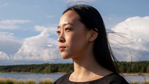 personne regardant au loin