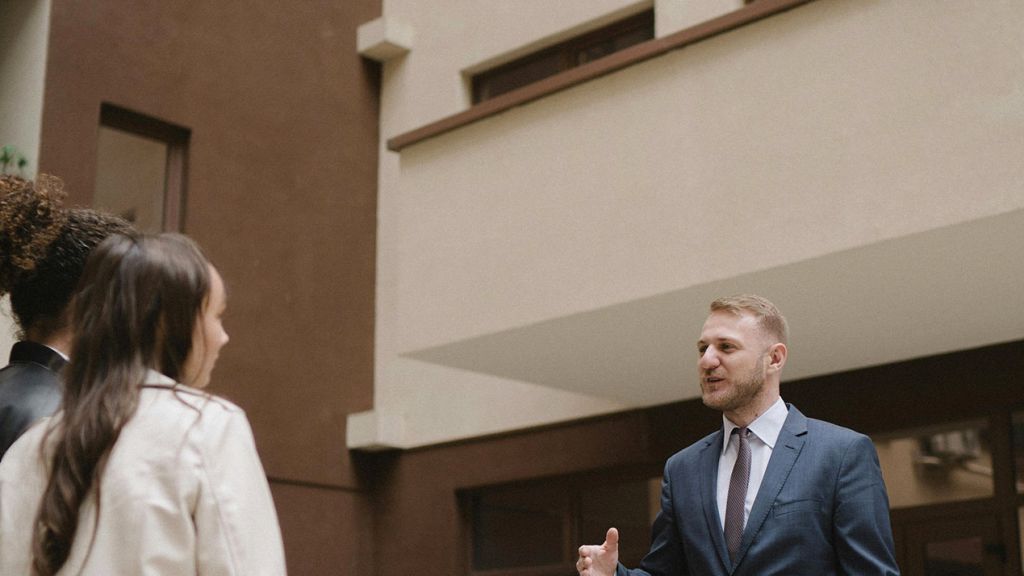 personnes discutant devant un immeuble