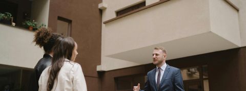 CDC-1 personnes discutant devant un immeuble