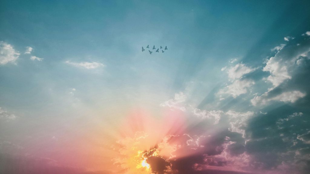 Un lever de soleil dans un ciel nuageux