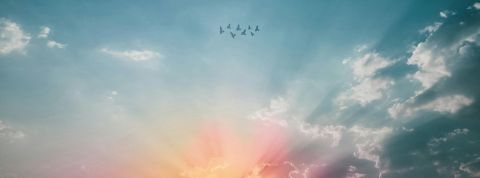 Le premier semestre 2025 a été chaud. À quoi peut-on s’attendre pour la suite ? Un lever de soleil dans un ciel nuageux