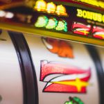 Gros plan sur une machine à sous