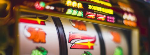 Polymarket, Pump.fun, TikTok Live : ces plateformes qui forme la nouvelle « génération casino » Gros plan sur une machine à sous