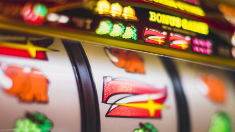 Polymarket, Pump.fun, TikTok Live : ces plateformes qui forme la nouvelle « génération casino » Gros plan sur une machine à sous