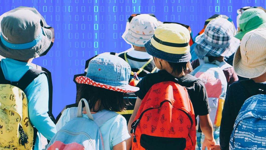 des enfants devant des lignes de code