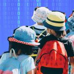 des enfants devant des lignes de code