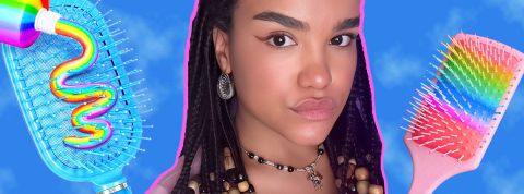 03-09-troom une créatrice de contenu sur fond bleue