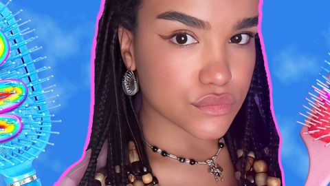 une créatrice de contenu sur fond bleue