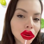 une fille avec une sucette en forme de bouche