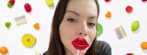 une fille avec une sucette en forme de bouche
