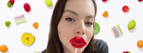 05-09-boutique-tiktok une fille avec une sucette en forme de bouche