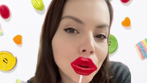 une fille avec une sucette en forme de bouche