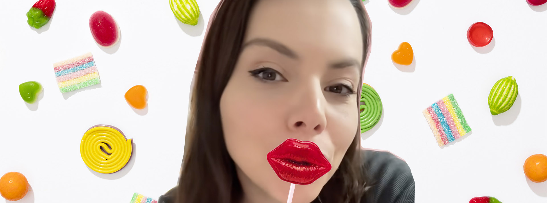 05-09-boutique-tiktok - L'ADN une fille avec une sucette en forme de bouche