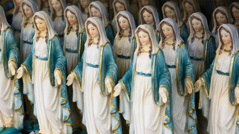 Des statuettes de vierge