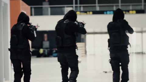 une battle royale dans un aéroport