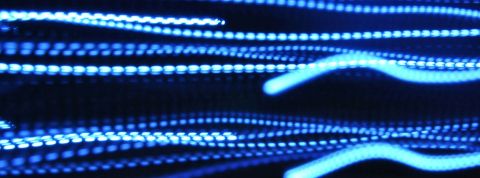 Électricité : « Nous ne sommes qu'au début de l'aventure de la maîtrise et du pilotage de nos consommations » Des lignes de lumière bleue