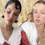 deux femmes dans un champ de blé