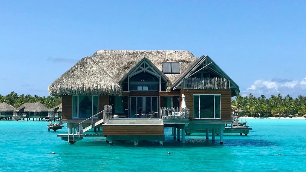 Une payotte sur une eau turquoise au bout du monde