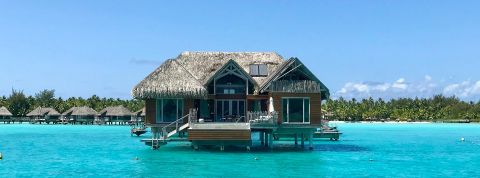 Où vont les ultra-riches en vacances ? Cartographie des échappées haut de gamme Une payotte sur une eau turquoise au bout du monde