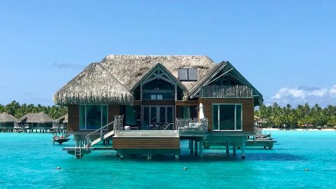 Une payotte sur une eau turquoise au bout du monde