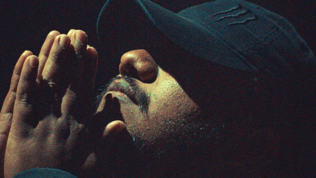 un homme faisant une priere