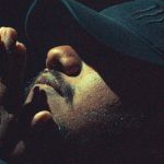 un homme faisant une priere