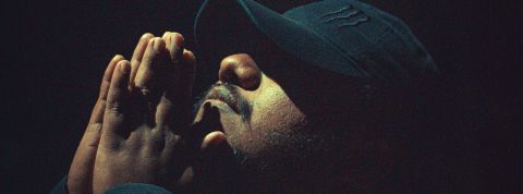19-09-rap-for-god un homme faisant une priere