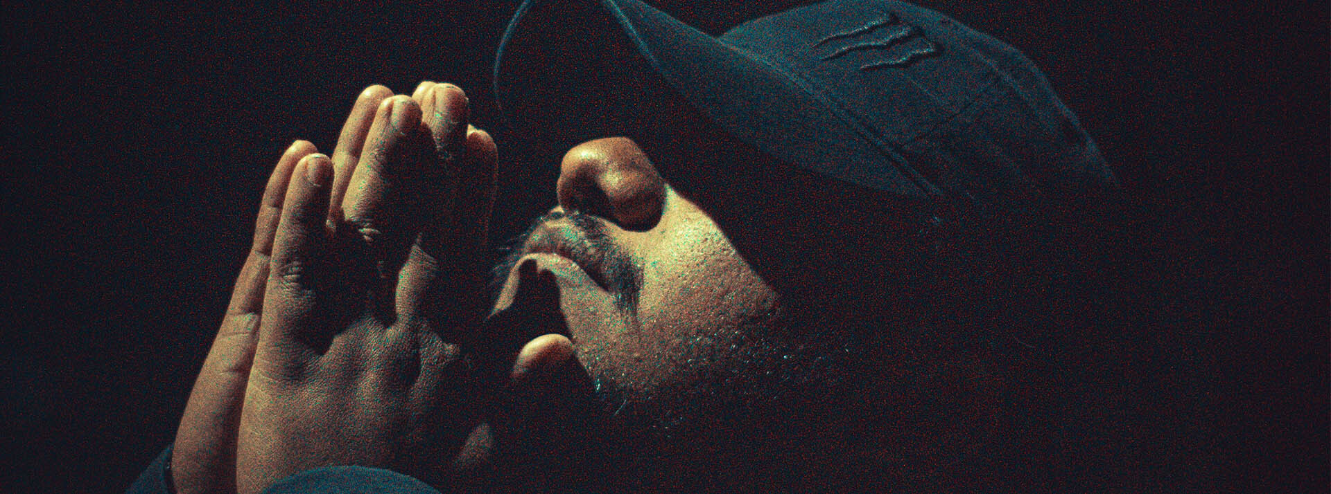 19-09-rap-for-god - L'ADN un homme faisant une priere