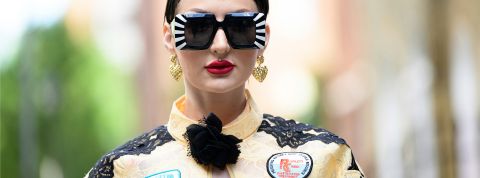 #ChatGPTStylist : mon IA m'a relooké ! Une femme brune très stylée avec des lunettes noires