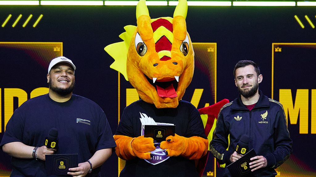 Kings League : buts en rafale et spectacle garanti, la révolution foot-gaming Une mascotte de la Kings league entourée de joueurs