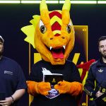 Une mascotte de la Kings league entourée de joueurs